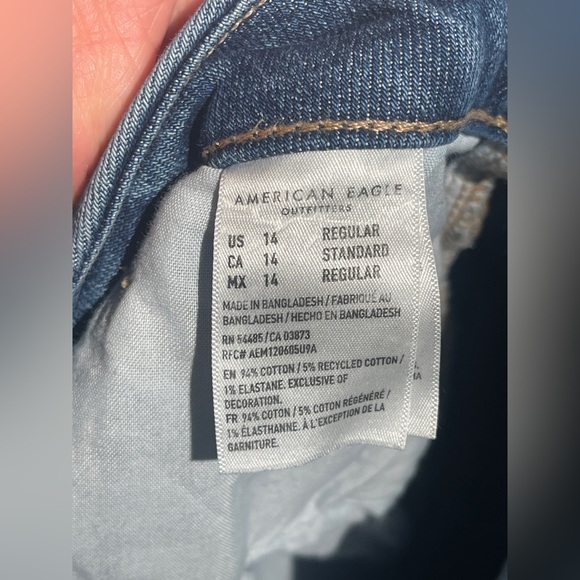 American Eagle Outfitters Classic Blue Curvy Mom Jeans - Stretch - Picture 11 of 12
